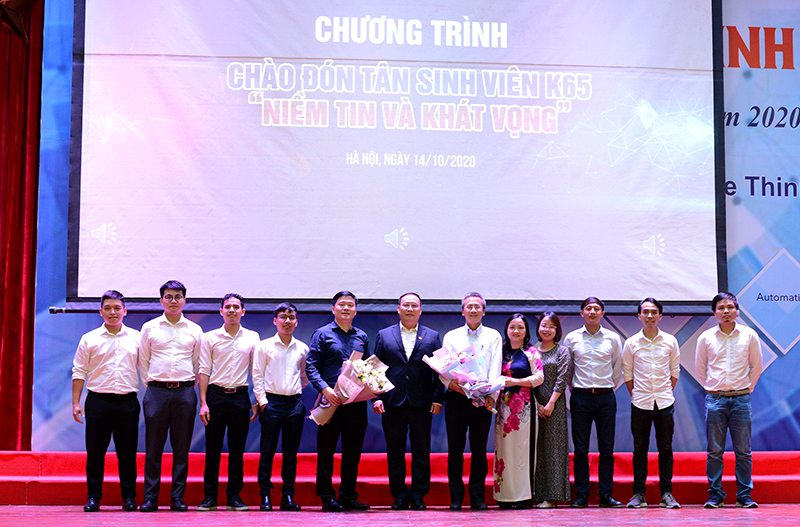Tổng Giám đốc CONINCO TS. Hà Minh chụp ảnh kỷ niệm cùng đại diện lãnh đạo nhà trường và tân sinh viên