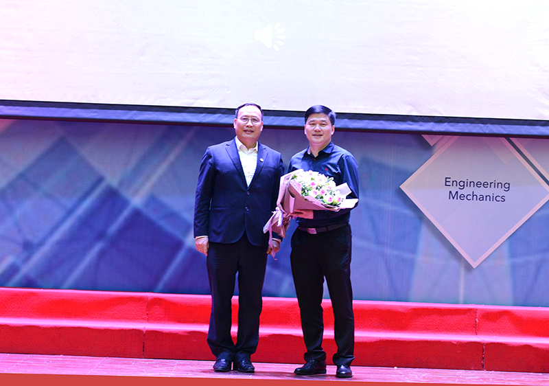 GS. TSKH Nguyễn Đình Đức - Trưởng ban Đào tạo – Đại học Quốc gia Hà Nội (bên trái) tặng hoa TS. Hà Minh – Tổng giám đốc CONINCO (bên phải)