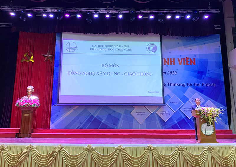 GS. TSKH Nguyễn Đình Đức - Trưởng ban Đào tạo – Đại học Quốc gia Hà Nội phát biểu tại buổi lễ