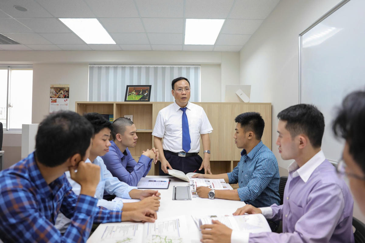 GS.TSKH.VS Nguyễn Đình Đức cùng các chuyên gia